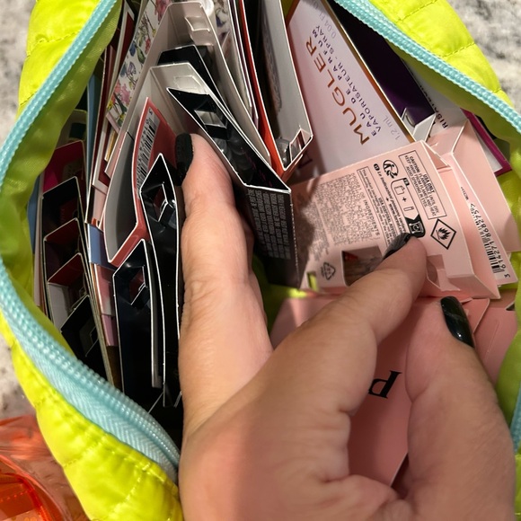 Beauty samples bundle - Picture 9 of 10